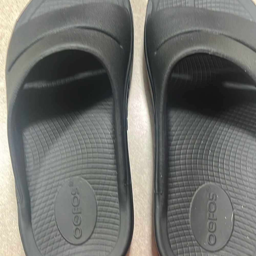 Oofos slides size w8 never worn outside